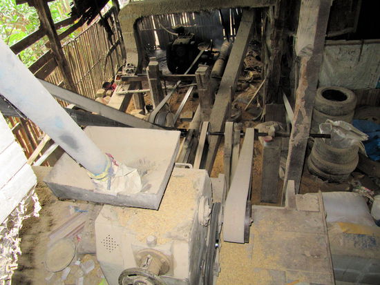 Nach den vielen Reisfeldern warfen wir auch einen Blick in eine Reismühle.