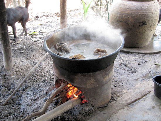 Gleich daneben werden die Innereien des Schweins gekocht.