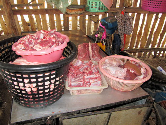 Der Rest des Schweins liegt sauber zerlegt im angrenzenden Schuppen.