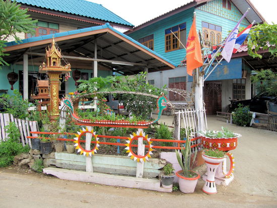 In den kleinen Dörfern durch die wir geradelt sind, konnte man auch tolle Beispiele der Reifenkunst bestaunen. Aus Altreifen werden hier hübsche Dekoartikel für den Vorgarten produziert. Die Schiffchen, Ringe und Blumenkübel sind alle aus Altreifen gemacht.