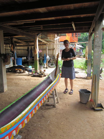 Lizzy beim Begutachten, wie aus einem alten Traktorreifen ein Dekoschiff wird.