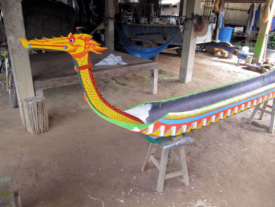 Der Drachenkopf ist aus Holz, aber der Schiffsrumpf besteht ausschließlich aus Altreifen.