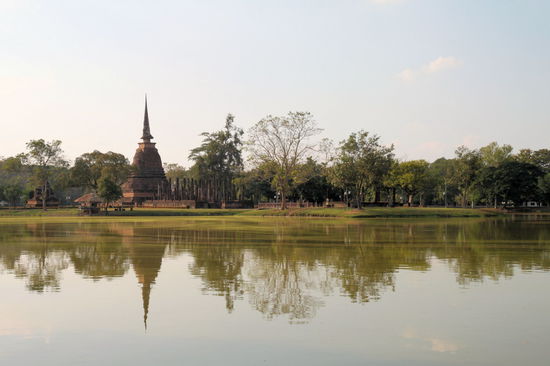 Das Ganze heißt nicht nur historical park, sondern man fühlt sich auch wie in einem netten Park. Während unseres Besuchs fanden umfangreiche Bauarbeiten statt, damit hinterher alles noch schicker aussieht. Schicke Beleuchtung, Gehwege, einheitliche Toiletten, Shops und Schilder. Einerseits ist es nett, wenn alles schick und ordentlich ist und man für sein Eintrittsgeld nette Toiletten bekommt, aber andererseits verlieren die ohnehin schon stark wieder aufgebauten Ruinen noch das letzte Bisschen Ursprünglichkeit.