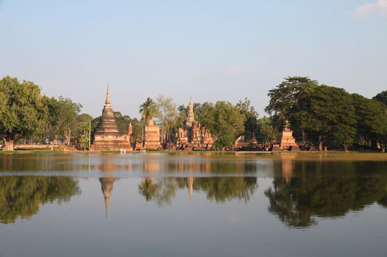 Blick über den See auf den Haupttempel.