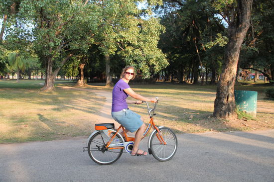 Lizzy auf ihrem Rad mit superniedrigem Sitz. Es kommt auf dem Fotos nicht ganz so raus, sah beim fahren aber sehr lustig aus.