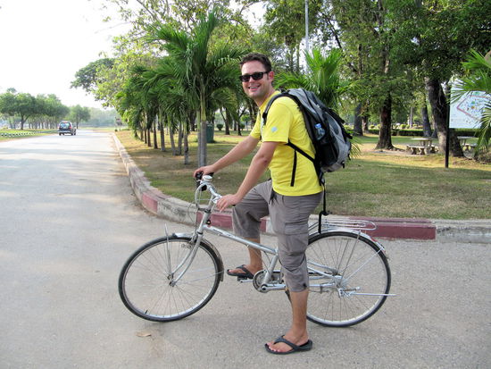 Mein Superrad. Interessanterweise nur eine Stange, die Vor- und Hinterteil miteinander verbindet (und das bei meinem Gewicht). Das Rad war (wie Lizzys Rad) eher für asiatische Körpergrößen ausgelegt. Beim Fahren bin ich häufig mit dem Knie gegen den Lenker gekommen.
