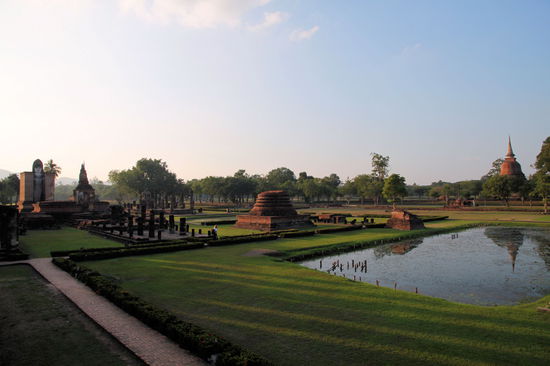Die gepflegten Grünanlagen in den Tempelruinen.