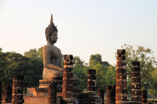 Auch wenn die ganzen Buddhastatuen wieder aufgebaut sind, sehen sie trotzdem sehr schön aus. Wäre noch alles im Originalzustand würde kein Tourist nach Sukhothai kommen.