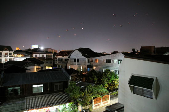 Der nächtliche Blick vom Balkon unseres Zimmers im T-Room Guesthouse. Abends konnte man beobachten wie Himmelslaternen von einem Tempelgelände aufstiegen.