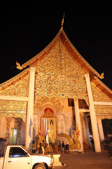 Neben einkaufen und entspannen haben wir auch ein minimales Touristenprogramm absolviert. Im Bild einer der großen Tempel von außen und ...