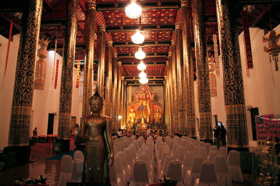 ... von innen. Die Bestuhlung wirkte wie für eine Hochzeitsfeier.