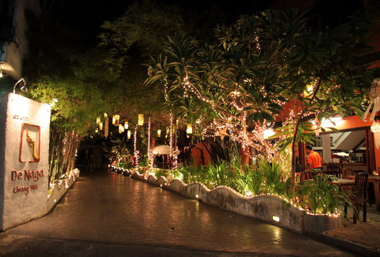 Das Cafe/Restaurant De Naga mit schöner Beleuchtung. Hier gab es ein sehr leckeres und günstiges Frühstücksbuffet mit Croissants und selbst gemachter Marmelade. 