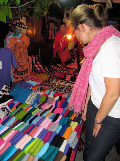 Da wir tagsüber nicht viel gemacht haben, hatte Lizzy abends noch viel Energie für einen Bummel über den Markt.