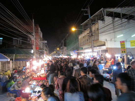 Der Samstagsmarkt in Chiang Mai. Hier gibt es alles zu kaufen, von dem man vorher nicht wusste, dass man es dringend braucht!  Auf dem Markt haben wir neben leckerem Bananen-Roti auch sehr leckere Waffeln (so wie in Belgien) gegessen. Unser Favorit war definitiv die Cashew-Waffel.
