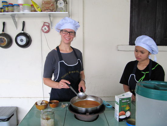 Lizzy im Kochdress mit unserer netten Übersetzerin bzw. eigentlichen Köchin. Wir haben eher mit ihr gekocht und der eigentliche Koch hat meistens zugeschaut, abgeschmeckt und Tipps gegeben. Der Koch war aufgrund mangelnder Englischkenntnisse etwas zurückhaltend, aber beide waren sehr nett und die Atmosphäre sehr entspannt.