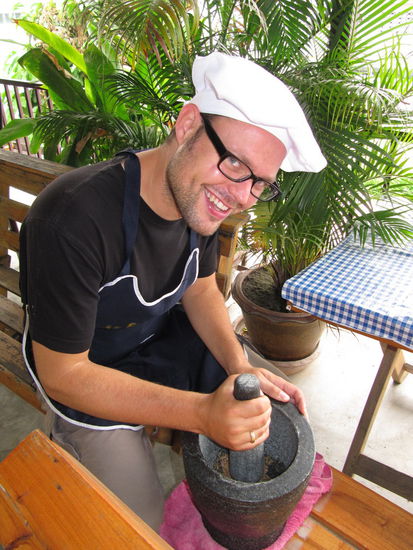 Ich durfte die Currypaste mörsern.