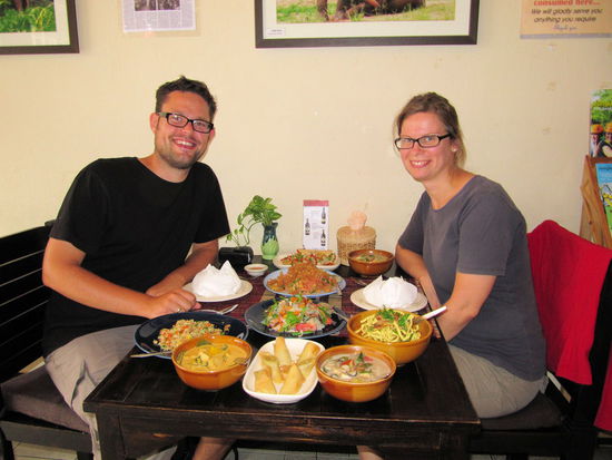 Gegen 13.30 Uhr waren wir fertig mit den neun Gerichten und durften eine Etage tiefer im Restaurant Platz nehmen. Wir erhielten jeweils eine Teilnahme-Urkunde und bekamen all unsere selbst gekochten Köstlichkeiten serviert. Obwohl wir sehr hungrig waren, haben wir nicht mal die Hälfte geschafft. So haben wir anschließend reichlich gefüllte doggy-bags mit ins Guesthouse genommen. Der Kochkurs hat uns sehr gut gefallen!