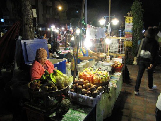 Der große Sonntagsmarkt. Da das Angebot sehr ähnlich dem Samstagsmarkt war, haben wir uns auf das kulinarische Angebot konzentriert.