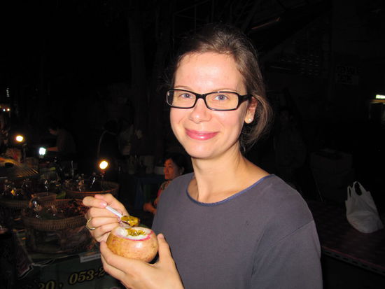 Lizzy beim Verzehr einer passionfruit (Maracuja).