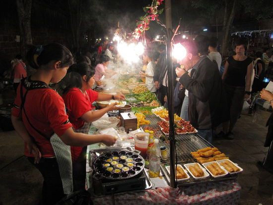 Leckeres Essen scheint ein Grundrecht in Thailand zu sein. So ist sichergestellt, dass es auf jedem Markt einen Essensbereich gibt und ...