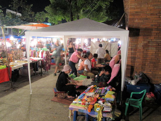 ... Massagestände. Massagen scheinen nicht nur ein Grundrecht von Touristen, sondern auch von Einheimischen zu sein.