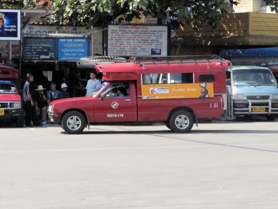 Ein Songtaew - das beliebteste Fortbewegungsmittel in der Innenstadt für Touristen und Einheimische. Umgebaute Pick-ups, die auf der Ladefläche Holzpritschen zum Sitzen haben. Man zahlt 20 Baht/Person und sagt dem Fahrer wohin man möchte. Unterwegs werden weitere Personen eingesammelt oder abgesetzt. Für feste Strecken außerhalb von Chiang Mai haben die Songtaew andere Farben.