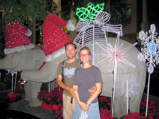 Hier noch einmal das Bild aus unserer Weihnachts-Mail. Diese süßen Weihnachts-Elefanten fanden wir vor einem großen Einkaufscenter in Chiang Mai.