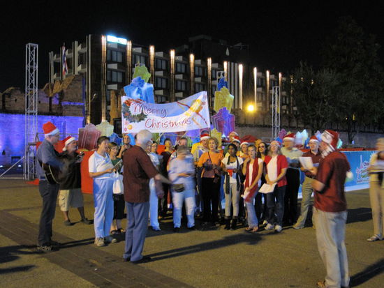 Am 23.12. trafen wir abends am Thapae Gate auf diese Truppe von Ausländern, die englische Weihnachtslieder sangen und für den ökumenischen Gottesdienst (in Englisch) am Heiligabend geworben haben.