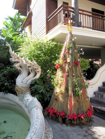 Für Heiligabend hatten wir volles Programm. Wir starteten mit Frühstücksbuffet im De Naga. Im Innenhof stand diese kreative Weihnachtstanne (2. Wahl für die Weihnachts-Mail), die auch bei einem Erntefest oder der Landesgartenschau nicht groß auffallen würde.