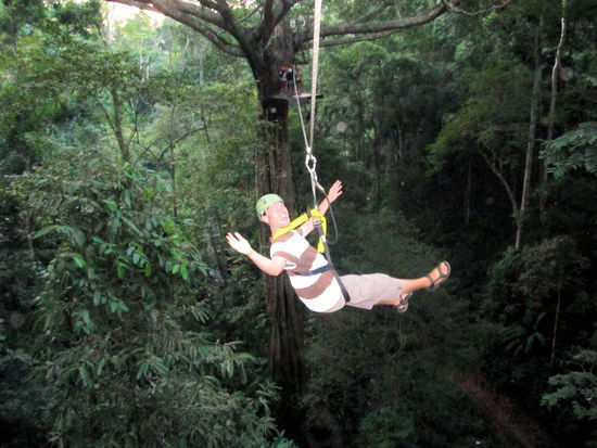 Das Tragegeschirr war recht angenehm. Man fühlte sich wie in einer Hängematte mit grandioser Aussicht. Der Baum (eigentlich kein Baum, sondern eine Würgefeige) im Hintergrund war angeblich das Vorbild für den großen Baum im Film 'Avatar'. Er sieht ihm zumindest ähnlich.