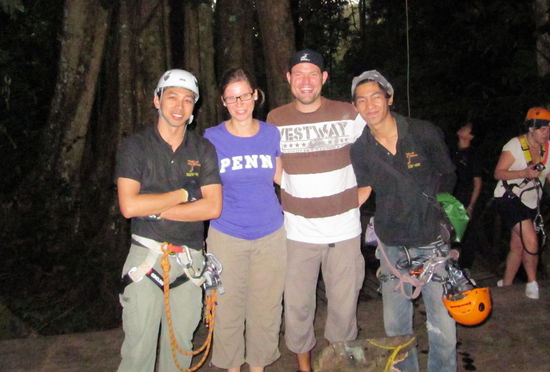 Nachdem wir wieder heil unten angekommen waren, gabs noch ein Gruppenfoto mit unseren beiden thailändischen Guides, die wirklich super waren und sich sehr viel Mühe gegeben haben. Sie haben von der ganzen Gruppe die Kameras eingesammelt und viele schöne Fotos gemacht (siehe oben). Dieser Service ist nicht selbstverständlich und allein das Zuordnen der unterschiedlichen Kameras zu den einzelnen Personen oder Paaren war eine super Leistung.