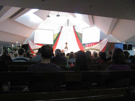 In der Kirche. Das Gebäude ist eher ein offener Pavillion (mit summenden Ventilatoren). Allein dadurch ergibt sich ein völlig anderes Weihnachtsgefühl. Das Publikum war sehr gemischt - vom schicken Anzug mit Krawatte bis zum Schlabber-T-Shirt und Flip-Flops. Es war ein interessanter Gottesdienst mit vielen bekannten englischen Weihnachtsliedern und zwischendrin einer thailändischen Tanzeinlage.