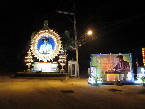 Unterwegs kamen wir an dieser Installation vorbei. Ähnliche 'Schreine' zu Ehren des Königs sieht man auch in den anderen thailändischen Städten, aber in einer lauten Riesenmetropole wie Bangkok kommen sie nicht so stark zur Geltung. Hier, an einer vergleichsweise ruhigen Kreuzung etwas außerhalb eines Provinzkaffs, ist die Wirkung viel besser.