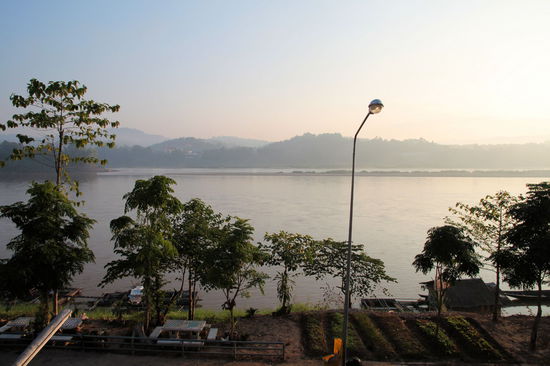 Am nächsten Morgen (wir waren im Dunkeln angekommen) waren wir vom Ausblick reichlich beeindruckt. Wir hatten direkt von unserem Hotelzimmer diesen hübschen Ausblick und sahen zum ersten Mal den Mekong.