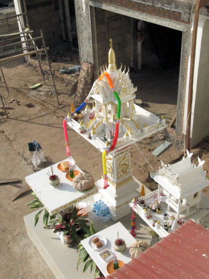 Neben unserem Hotel wurde gebaut und man konnte das schöne Geisterhäuschen sehen. Wenn man ein Haus baut, ist es in Thailand üblich ein Geisterhaus zu bauen. Die Thailänder sind sehr abergläubig und davon überzeugt, dass die Geister, die vorher in dem Bereich des Grundstücks lebten (wo jetzt das neue Haus gebaut wird) ein neues Zuhause benötigen um nicht zornig zu werden. Je nach Finanzkraft und Wichtigkeit des Erbauers, fällt das Geisterhaus unterschiedlich pompös aus.