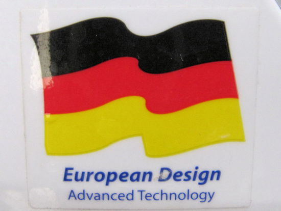 ... zumindest das Design aus Europa kommt! Besonders erfreulich ist, dass europäisches Design in Asien mit einer deutschen Flagge beworben wird! Dank Internetrecherche hab ich rausgefunden, dass Beebest eine malaysische Firma ist. Da wollen wir mal hoffen, dass der Aufkleber der Wirklichkeit entspricht!