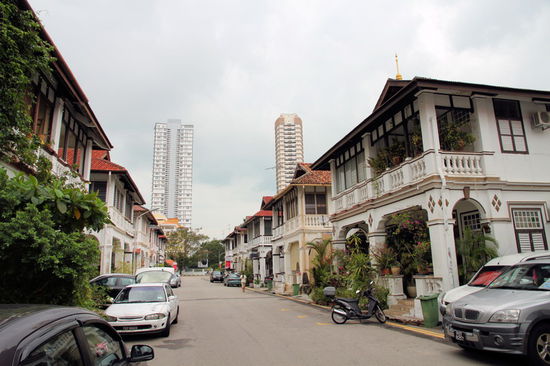Lizzys Lieblingsstraße. Auf beiden Straßenseiten noch die alte Bebauung. Sehr schöne Häuser mit teilweise sehr schöner Bepflanzung. Die Hochhäuser im Hintergrund muss man sich einfach wegdenken.