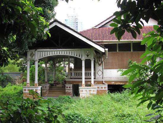 Wir sind an einem Eckgrundstück vorbeigekommen mit diesem leerstehenden Häuschen. Lizzy meinte noch: Renoviert wäre es ein schönes Häuschen. Dann kamen wir um die Ecke und sahen, ...