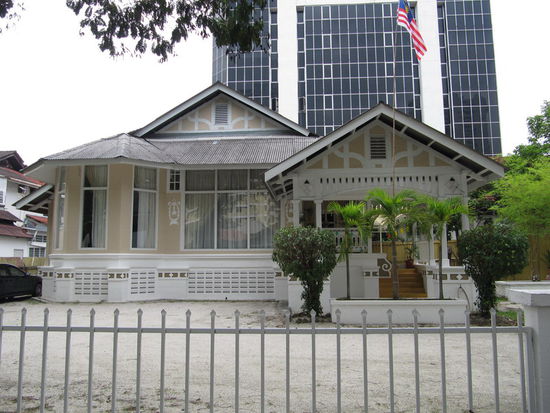 ... dass das Eckgrundstück diagonal geteilt ist und auf der anderen Hälfte das gleiche Haus in spiegelverkehrt steht. Gut gepflegt sieht's doch gleich viel netter aus. Auch hier muss man sich das Hochhaus im Hintergrund einfach wegdenken. 