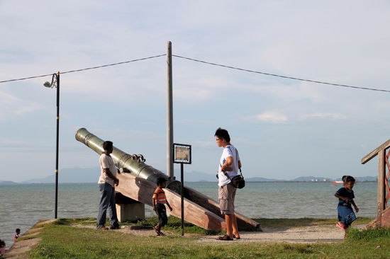 Die bekannteste und beliebteste Kanone "Sri Rambai" im Fort Cornwallis. 370 Jahre alt und sie wird von Frauen als Fruchtbarkeitssymbol verehrt. Wenn man andere Forts aus Kanada kennt, ist dieses Fort eher bescheiden, was die Größe der Wälle und die noch erhaltenen Gebäude angeht.