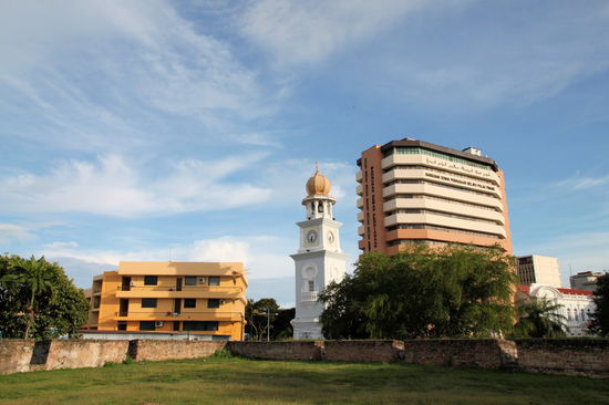 Aus dem Fort hat man einen netten Blick auf den alten Uhrturm (Bildmitte), der 1897 zum 60-jährigen Krönungsjubiläum von Königin Victoria errichtet wurde.