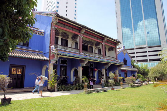 Das blaue "Cheong Fatt Tze Mansion" incl. Lizzy mit ihrem neuen Knirps. Das Haus wurde vom sehr reichen Kaufmann und Politiker Cheong Fatt Tze nach idealen Feng Shui Prinzipien erbaut. Es ist auch ein beliebter Drehort für Filme und Serien, z. B. für den Film "Indochine" mit Cathérine Deneuve.