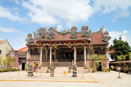 Besucht haben wir auch den Khoo Kongsi, das Clan-Haus des mächtigen Khoo-Clans. Das 1906 erbaute Haus zeigt feinste chinesische Architektur und Handwerkskunst.