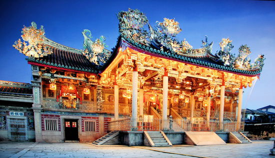 Da wir tagsüber den Khoo Kongsi besucht haben, ist diese Foto nicht ganz original. Ich hab's im empfehlenswerten Museum (im Erdgeschoss des Gebäudes) von einer Installation abfotografiert. 