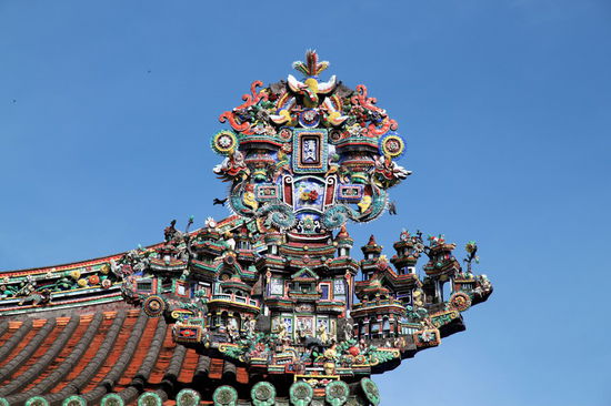 Sehr aufwändige Figurenarrangements auf dem Dach.