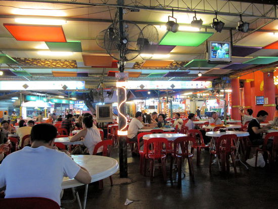 Der "Red Garden" food court wo die unterschiedlichsten Speisen angeboten werden.