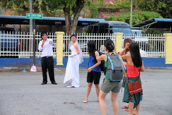 Hochzeitspaar bei Straßenaufnahmen. Uns war nicht ganz klar, mit welchem Ziel sie dort posierten.
