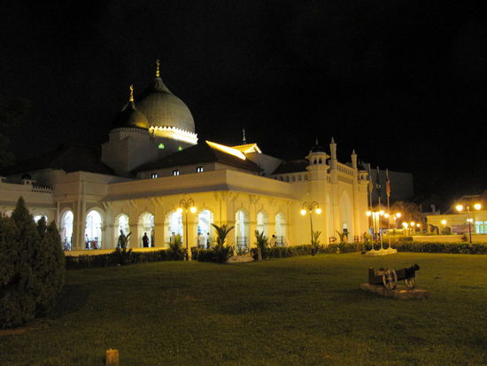 Die "Kapitan Keling-Moschee" bei Nacht. Sie ist die größte historische Moschee in Georgetown aus dem Jahr 1801.