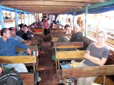 Lizzy auf unserem Boot. Das Boot war vergleichsweise schmal und alt.