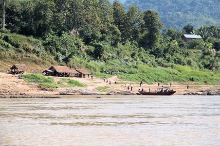 Die Fahrt auf dem Mekong ist vergleichsweise entspannt und abwechselungsreich. Irgendwas gibt es immer am Ufer zu sehen und die Geschwindigkeit ist angenehm. Nur das Sitzen auf den kleinen Holzbänken laotischer Größe ist mit der Zeit etwas anstrengend. Das Boot hält immer mal wieder an und Einheimische steigen ein bzw. aus.